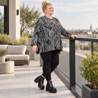 Langarmshirt in Schwarz/Weiß aus weichem Feinstrick mit Rundhalsausschnitt in A-Linie