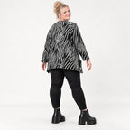 Langarmshirt in Schwarz/Weiß aus weichem Feinstrick mit Rundhalsausschnitt in A-Linie