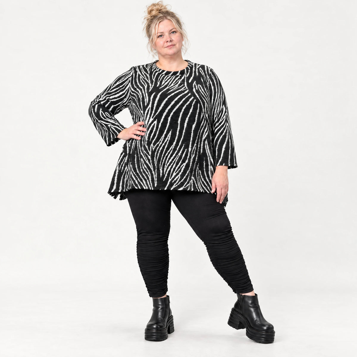 Langarmshirt in Schwarz/Weiß aus weichem Feinstrick mit Rundhalsausschnitt in A-Linie