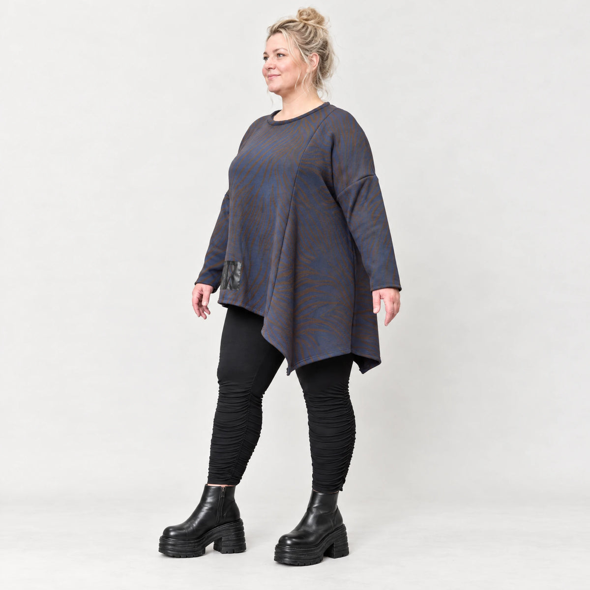 Flauschiges Strickshirt in Blau/Braun mit asymmetrischem Zipfelsaum und Rundhalsausschnitt