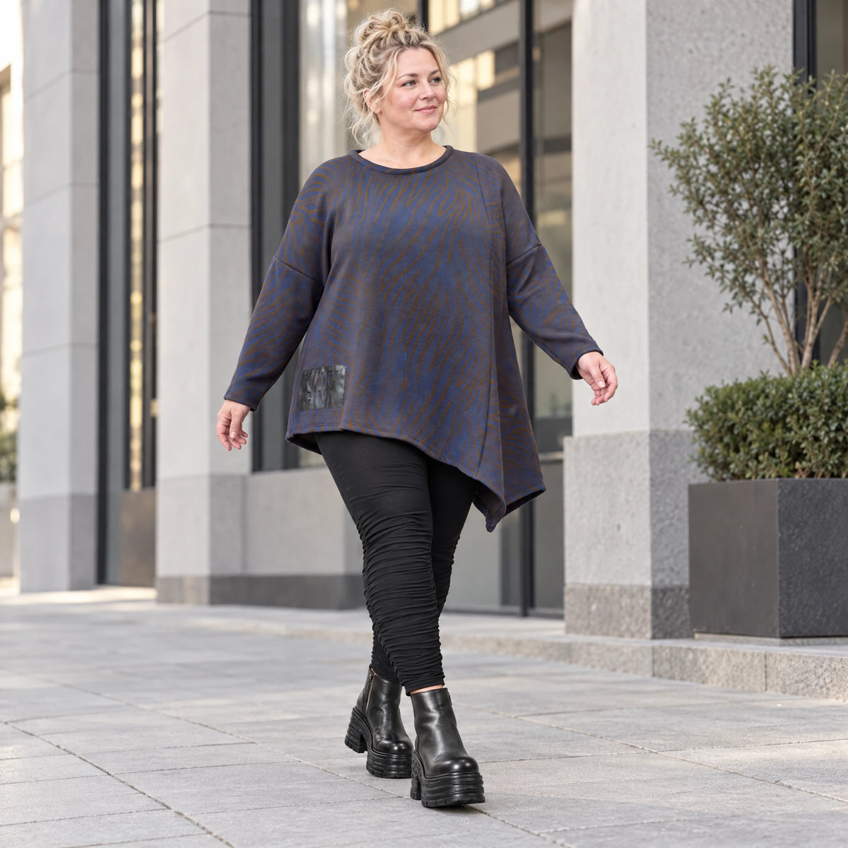 Flauschiges Strickshirt in Blau/Braun mit asymmetrischem Zipfelsaum und Rundhalsausschnitt