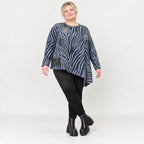 Flauschiges Langarmshirt aus Feinstrick in Blau/Grau mit asymmetrischem Zipfelsaum