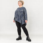 Flauschiges Langarmshirt aus Feinstrick in Blau/Grau mit asymmetrischem Zipfelsaum