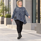 Flauschiges Langarmshirt aus Feinstrick in Blau/Grau mit asymmetrischem Zipfelsaum
