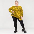 Feinstrickshirt in Gelb/Schwarz mit asymmetrischem Zipfelsaum und flauschigem Garn