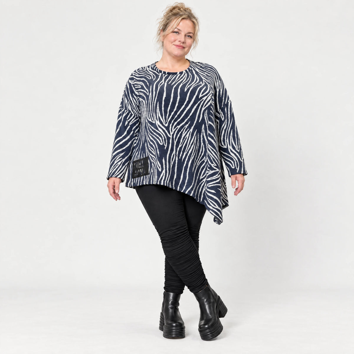 Langarmshirt aus flauschigem Feinstrick in Marineblau/Weiß mit asymmetrischem Zipfelsaum