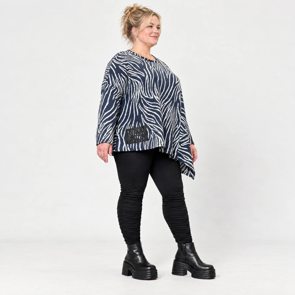 Langarmshirt aus flauschigem Feinstrick in Marineblau/Weiß mit asymmetrischem Zipfelsaum
