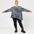 Langarmshirt aus flauschigem Feinstrick in Marineblau/Weiß mit asymmetrischem Zipfelsaum