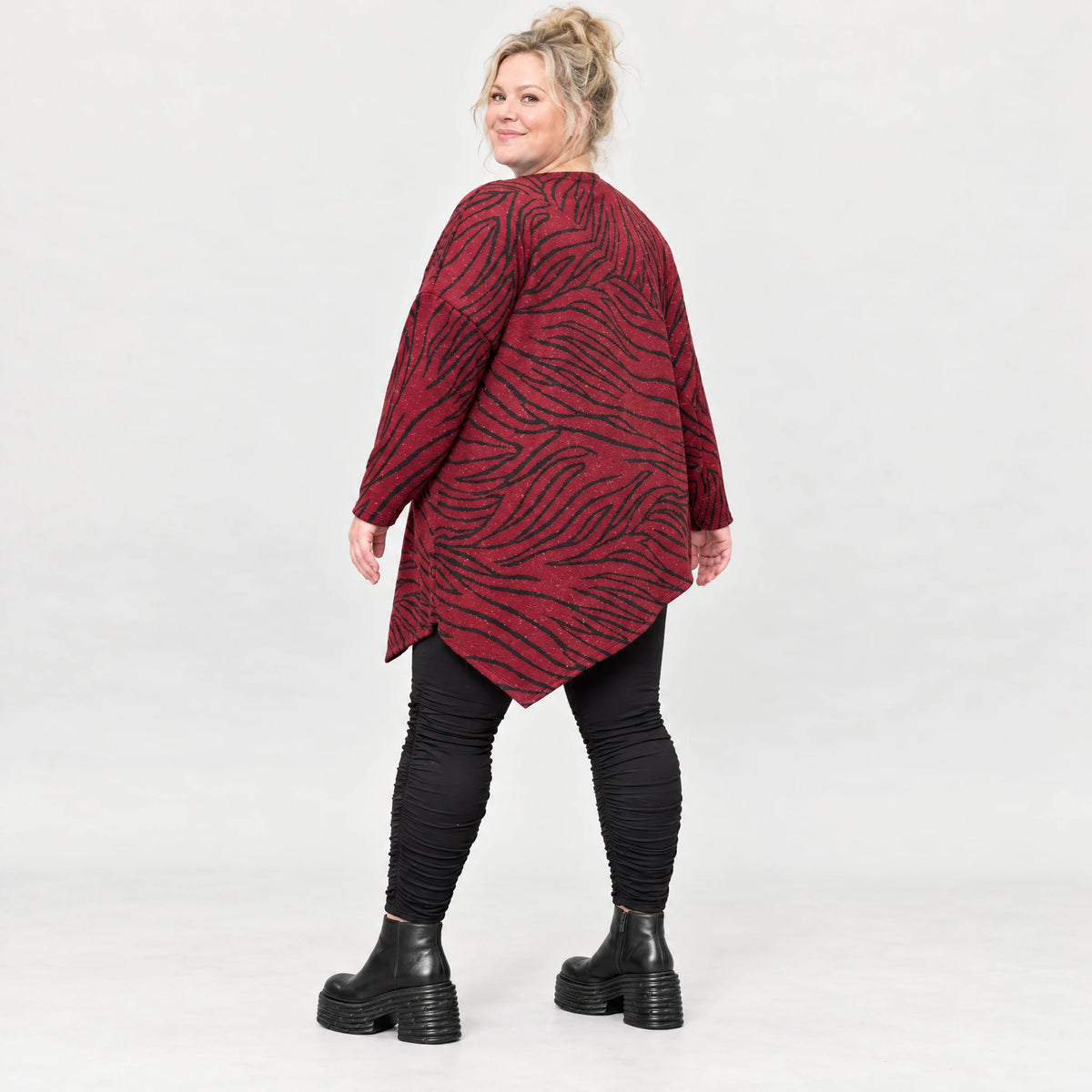 Feinstrickshirt in Rot/Schwarz mit asymmetrischem Zipfelsaum aus weichem Flauschgarn