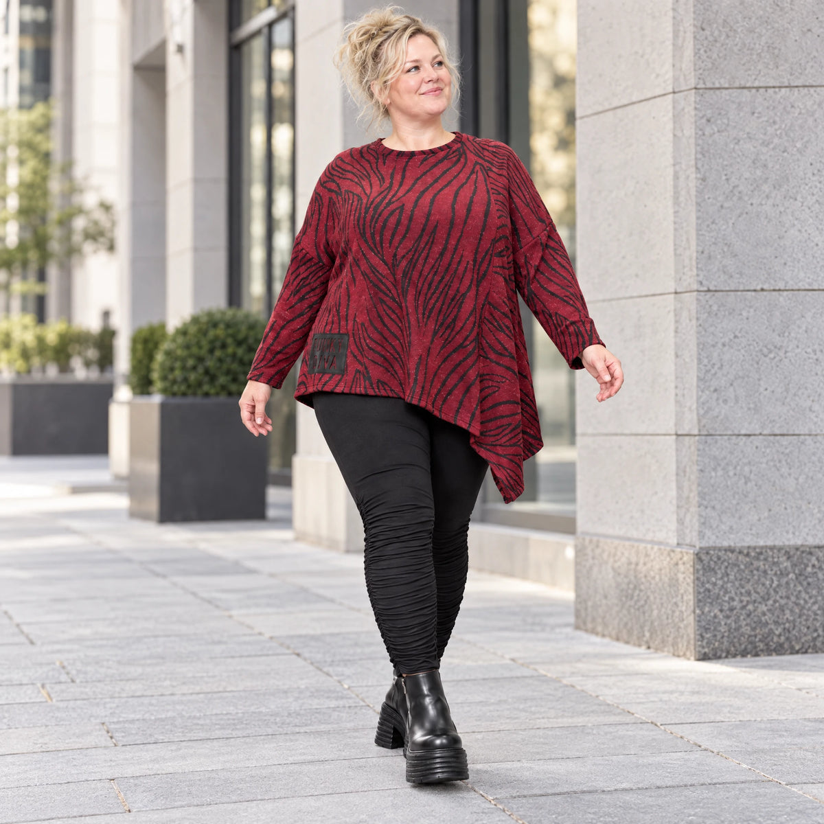 Feinstrickshirt in Rot/Schwarz mit asymmetrischem Zipfelsaum aus weichem Flauschgarn
