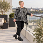 Flauschiges Feinstrickshirt mit Zebramuster in Schwarz/Weiß und asymmetrischem Zipfelsaum