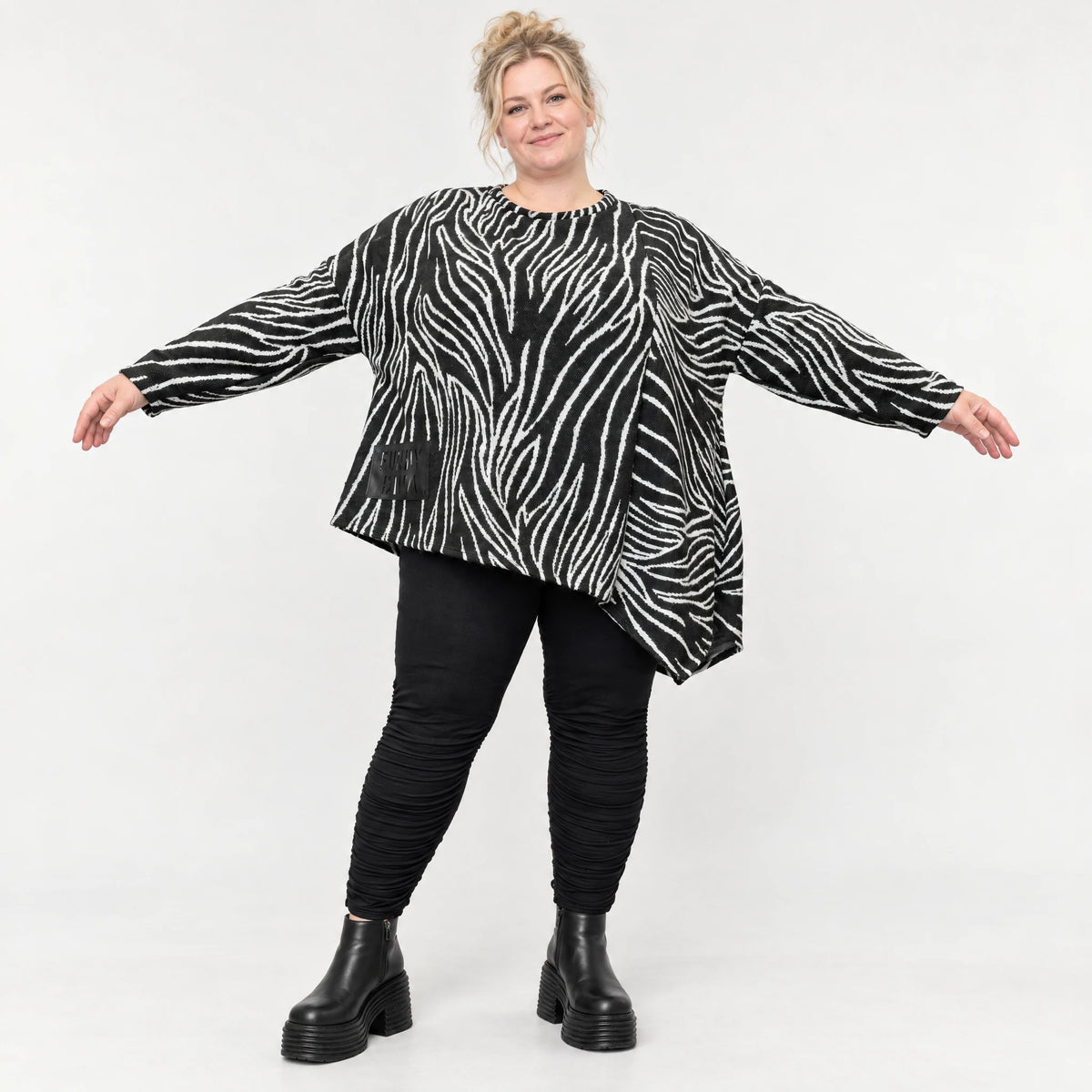 Flauschiges Feinstrickshirt mit Zebramuster in Schwarz/Weiß und asymmetrischem Zipfelsaum