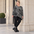 Flauschiges Feinstrickshirt mit Zebramuster in Schwarz/Weiß und asymmetrischem Zipfelsaum