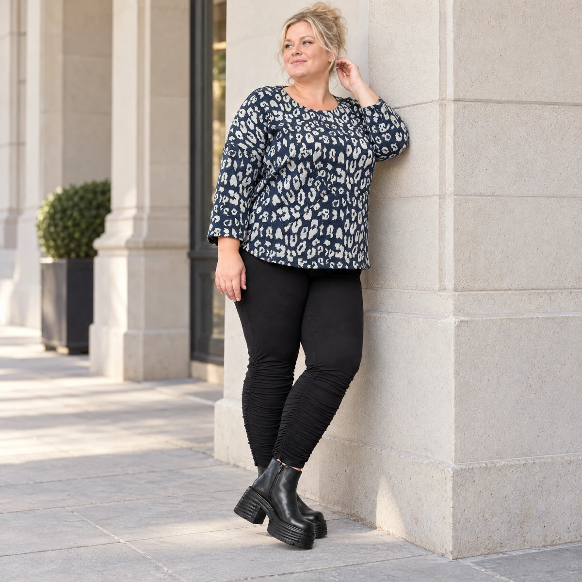 Feinstrickshirt in Marineblau/Grau mit Rundhalsausschnitt und aufgesetzten Taschen