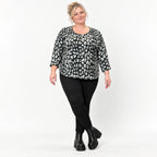 Italienisches Langarmshirt aus flauschigem Feinstrick in Schwarz/Weiß mit Rundhals