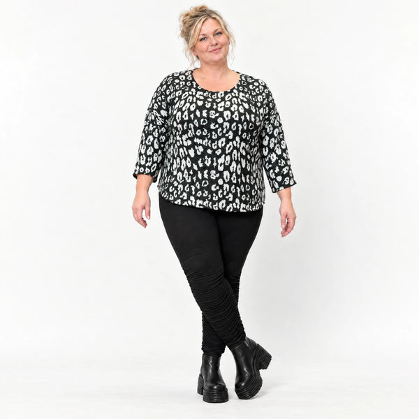 Italienisches Langarmshirt aus flauschigem Feinstrick in Schwarz/Weiß mit Rundhals
