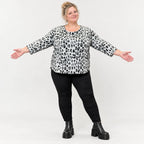 Flauschiges Strickshirt aus Italien in Weiß/Schwarz mit weichem Flauschgarn für den Winter