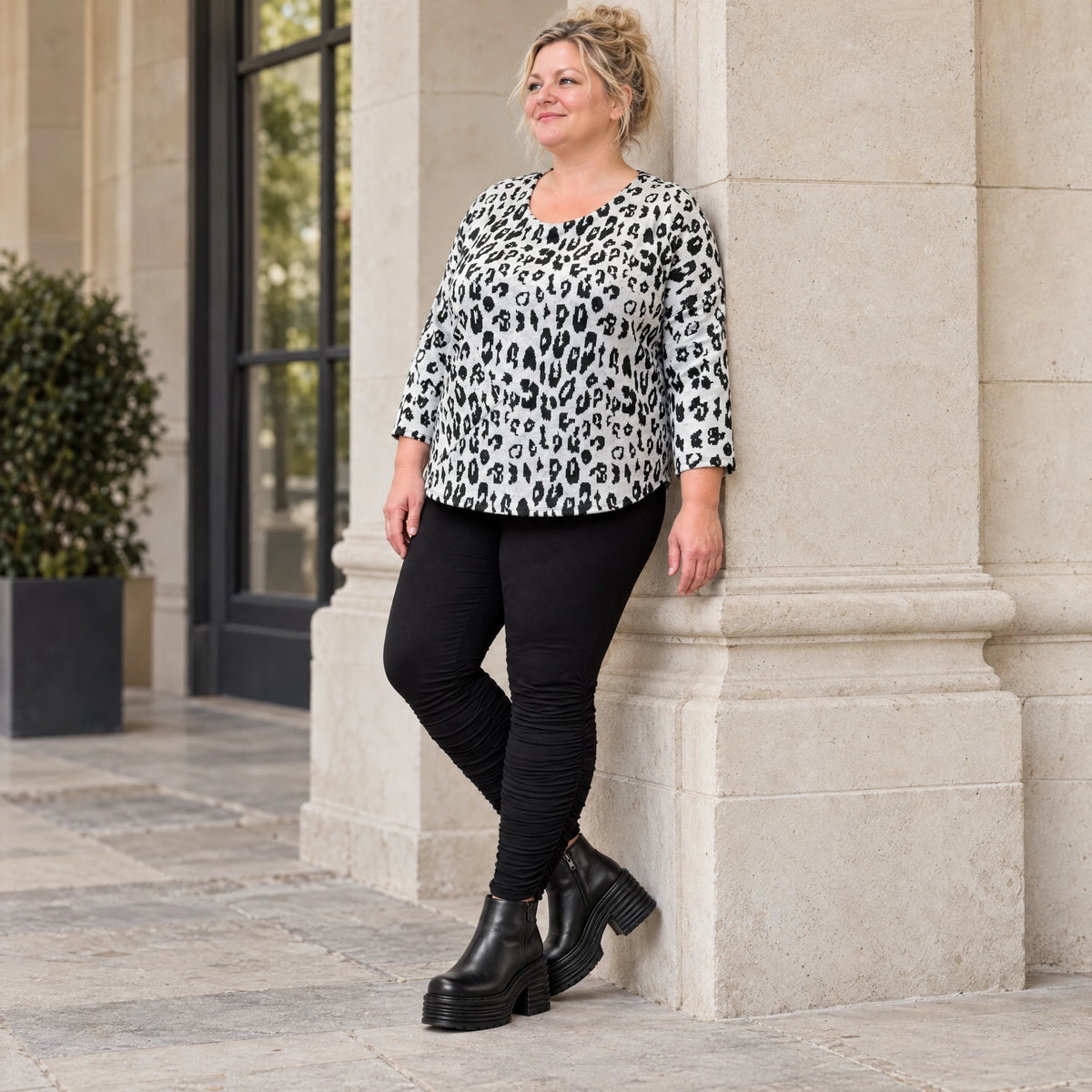 Flauschiges Strickshirt aus Italien in Weiß/Schwarz mit weichem Flauschgarn für den Winter