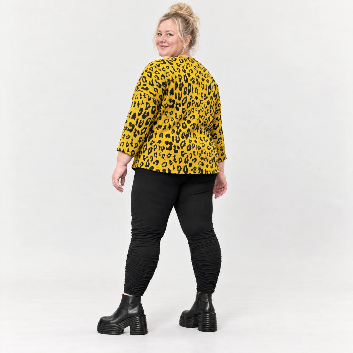 Flauschiges Feinstrickshirt in Gelb/Schwarz mit aufgesetzten Taschen für kalte Wintertage
