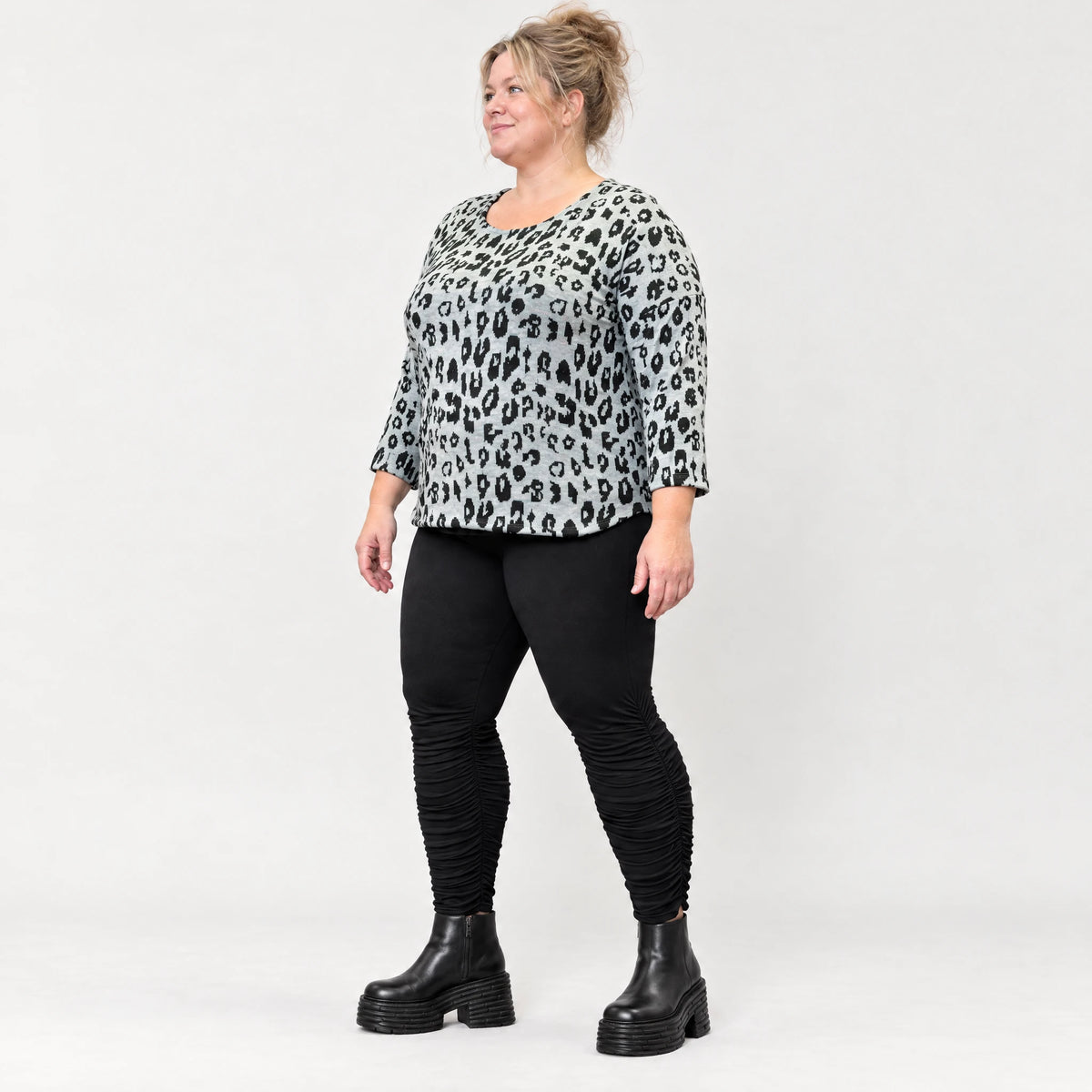 Flauschiges Langarmshirt in Grau/Schwarz meliert mit aufgesetzten Taschen aus Italien