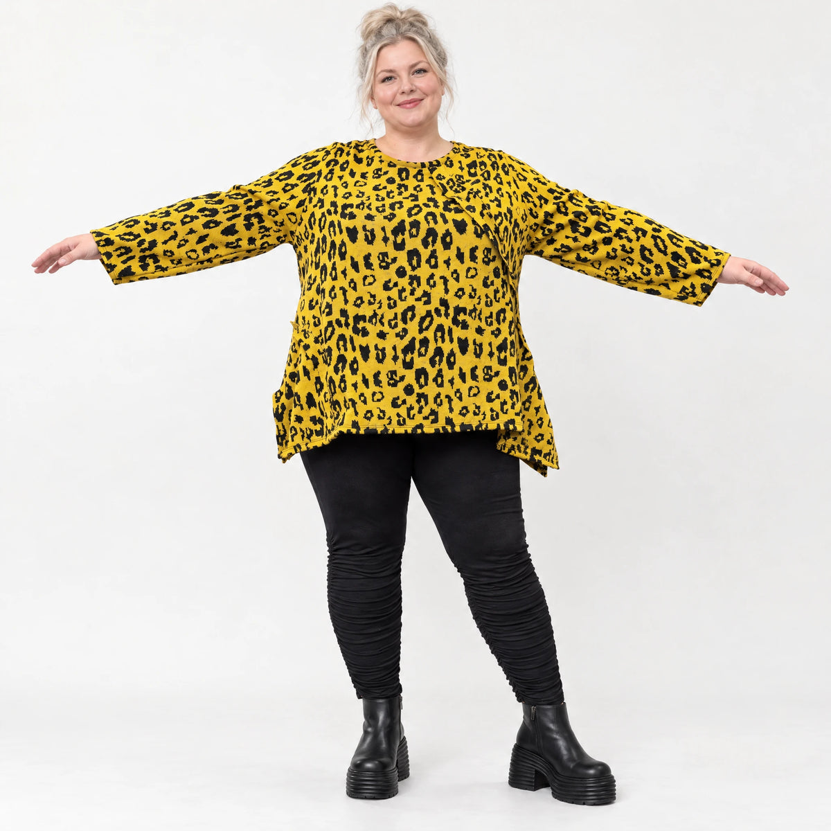 Weiches Langarmshirt aus flauschigem Feinstrick in Gelb/Schwarz mit ausgestellter A-Linie