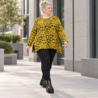 Weiches Langarmshirt aus flauschigem Feinstrick in Gelb/Schwarz mit ausgestellter A-Linie
