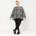 Flauschiges Feinstrickshirt in Schwarz/Weiß mit lockerer A-Linie und Faltennahtmuster