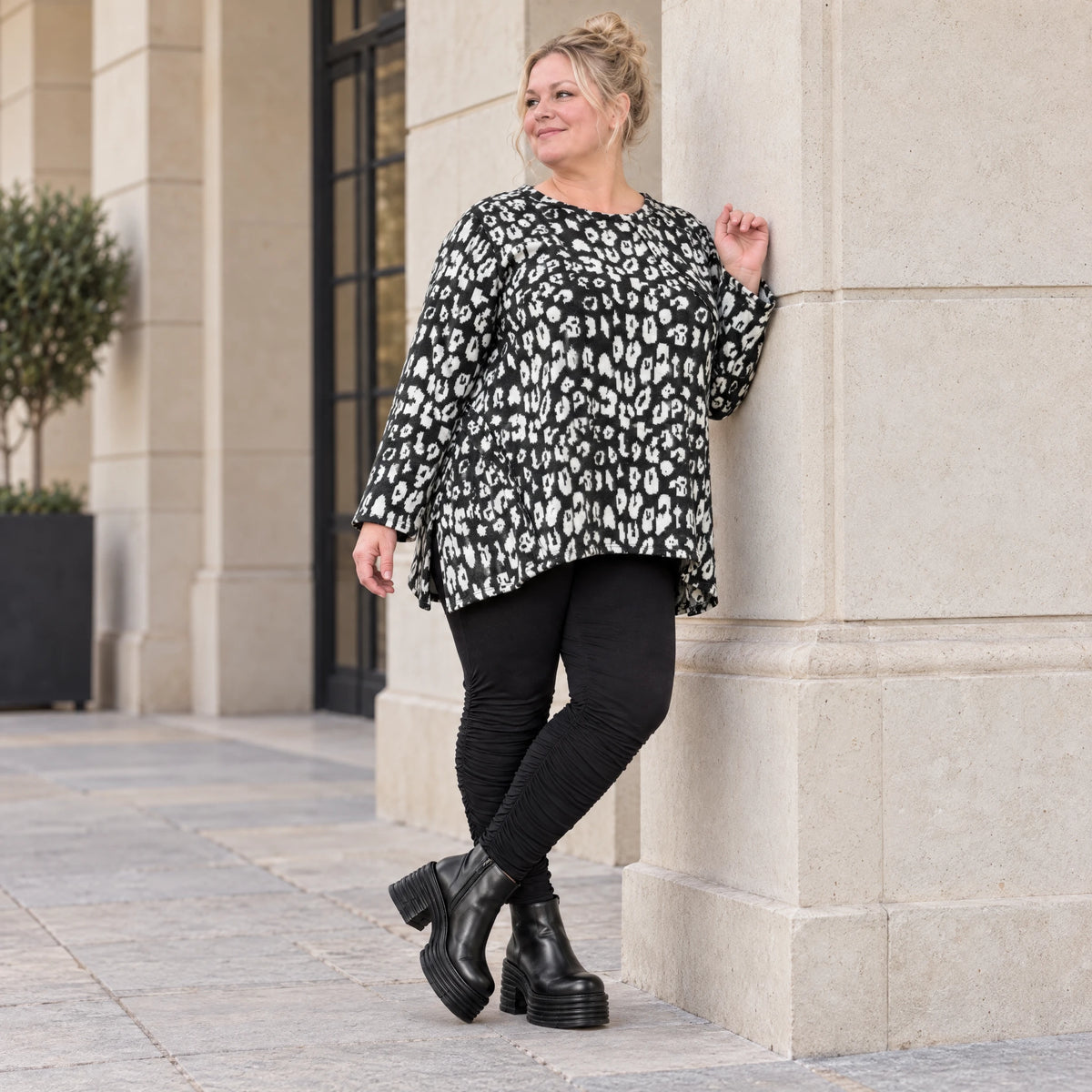 Flauschiges Feinstrickshirt in Schwarz/Weiß mit lockerer A-Linie und Faltennahtmuster