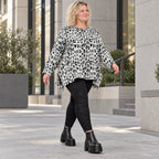 Italienisches Feinstrickshirt in Weiß/Schwarz mit A-Linie und seitlichen Schlitzen am Saum