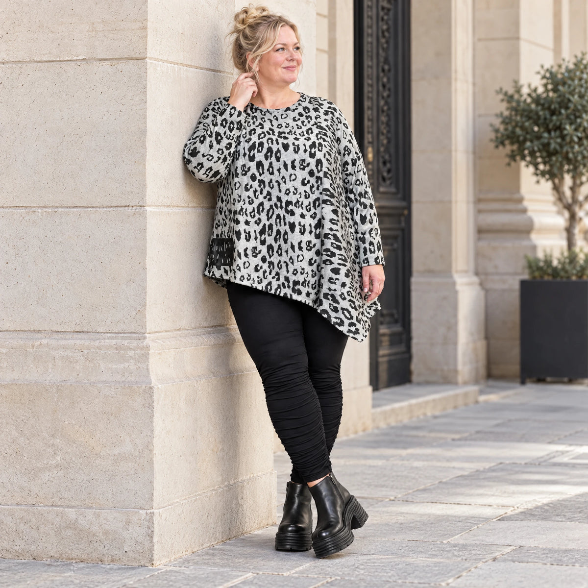 Langarmshirt Feinstrick in Grau/Schwarz mit asymmetrischem Zipfelsaum und weichem Garn
