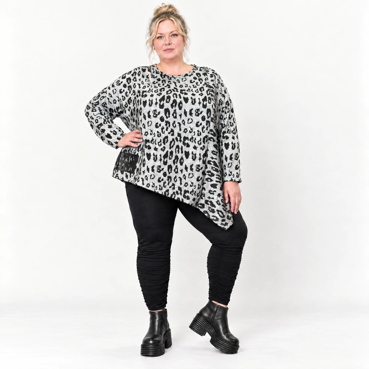 Langarmshirt Feinstrick in Grau/Schwarz mit asymmetrischem Zipfelsaum und weichem Garn