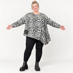 Langarmshirt Feinstrick in Grau/Schwarz mit asymmetrischem Zipfelsaum und weichem Garn