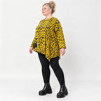 Kuscheliges Feinstrickshirt in Gelb/Schwarz aus flauschigem Garn mit asymmetrischem Saum