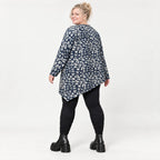 Asymmetrisches Feinstrickshirt in Marineblau/Grau mit Zipfelsaum und Rundhalsausschnitt