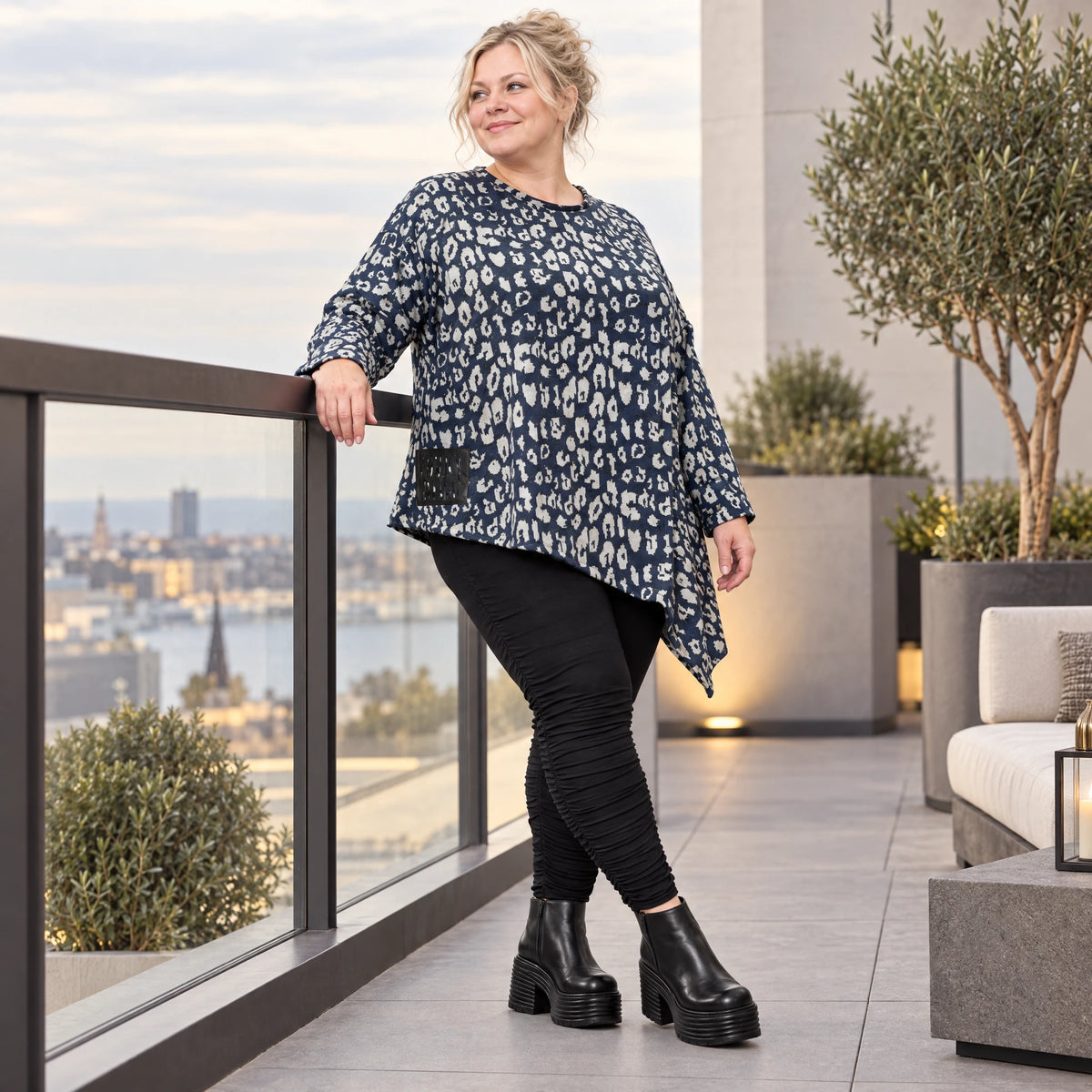 Asymmetrisches Feinstrickshirt in Marineblau/Grau mit Zipfelsaum und Rundhalsausschnitt