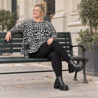 Kuscheliges Feinstrickshirt in Schwarz/Weiß mit asymmetrischem Zipfelsaum für den Winter