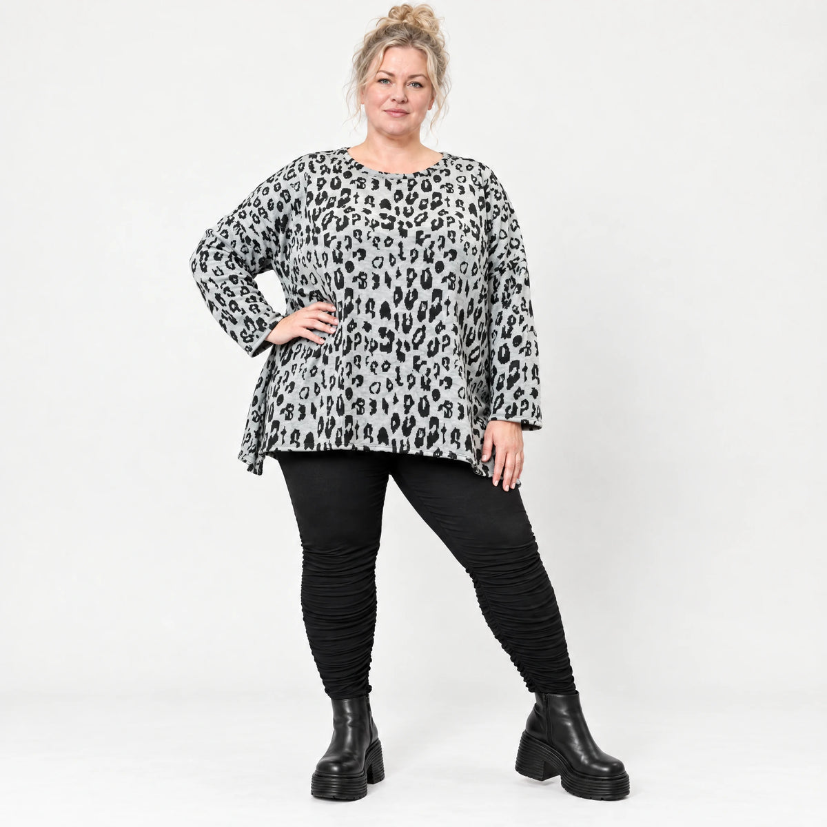 Langarmshirt aus flauschigem Feinstrick in Grau/Schwarz mit A-Linie und Schlitzen am Saum