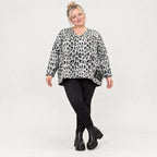 Kuscheliges Strickshirt in Grau/Schwarz aus flauschigem Feinstrick mit V-Ausschnitt