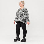 Kuscheliges Strickshirt in Grau/Schwarz aus flauschigem Feinstrick mit V-Ausschnitt