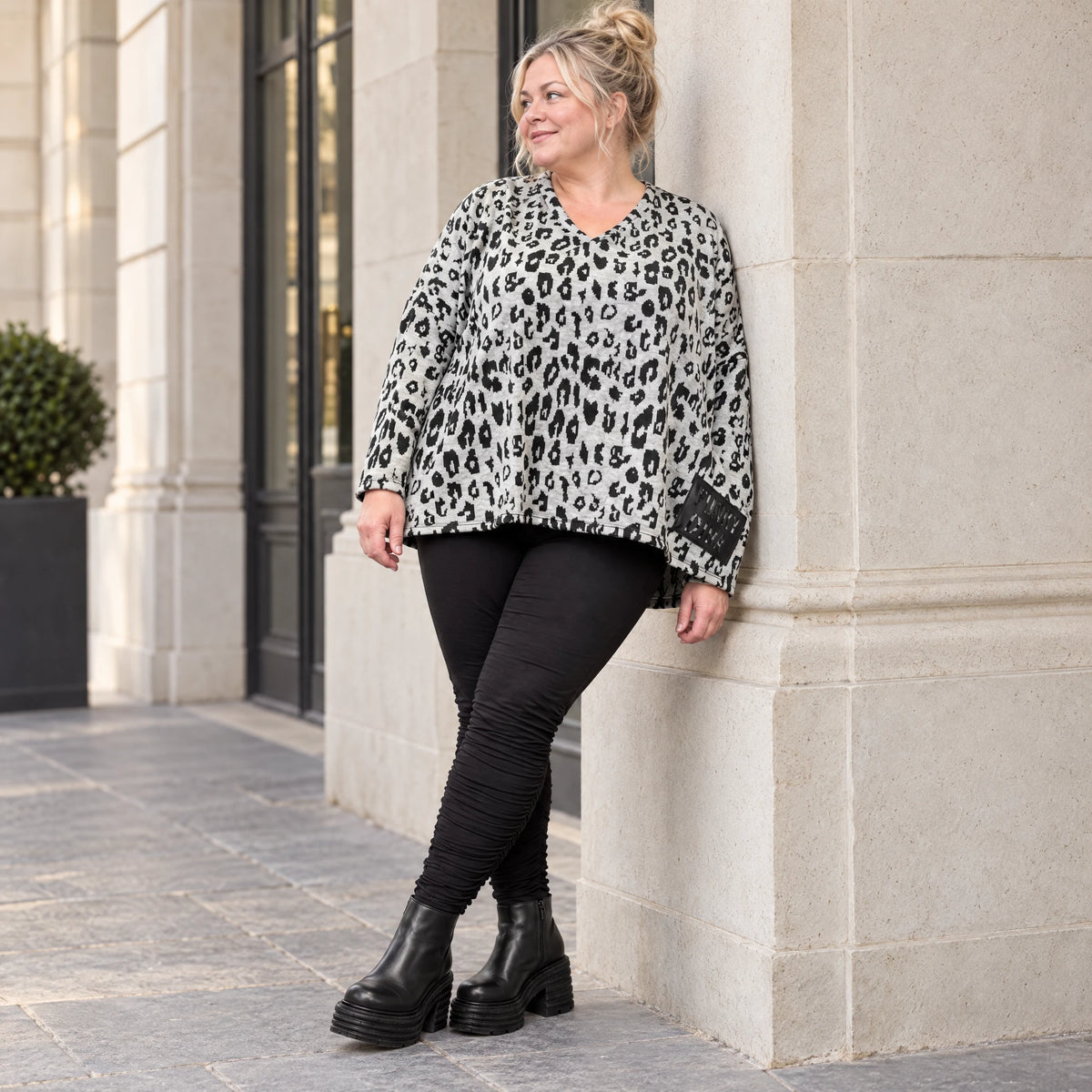 Kuscheliges Strickshirt in Grau/Schwarz aus flauschigem Feinstrick mit V-Ausschnitt