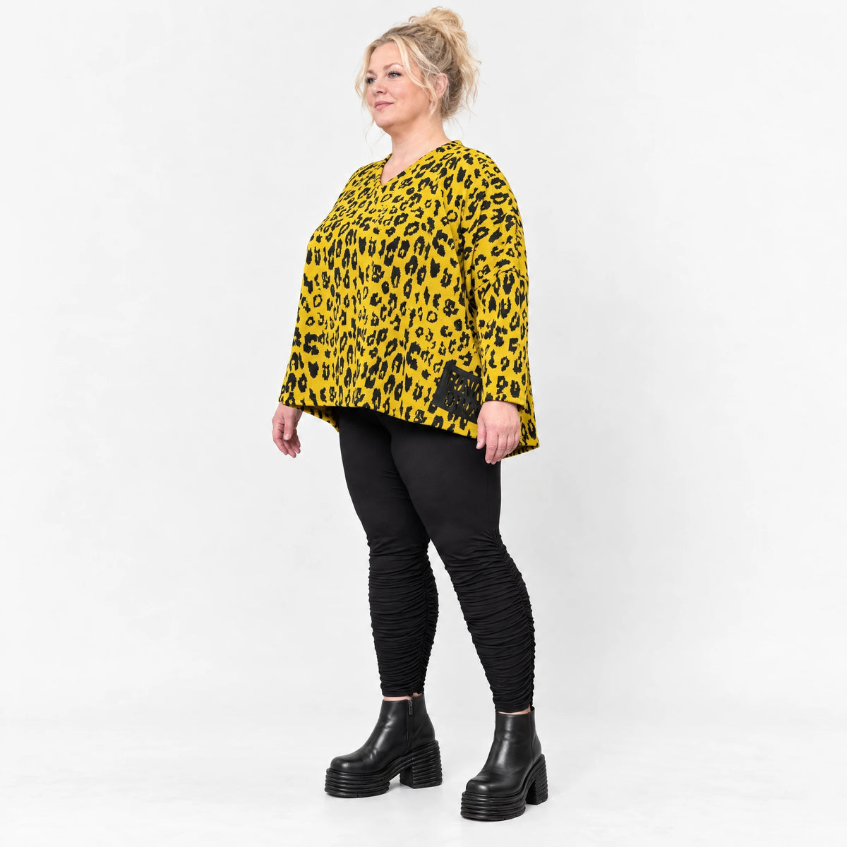 Flauschiger Feinstrickpullover in Gelb/Schwarz mit V-Ausschnitt und kastiger Passform