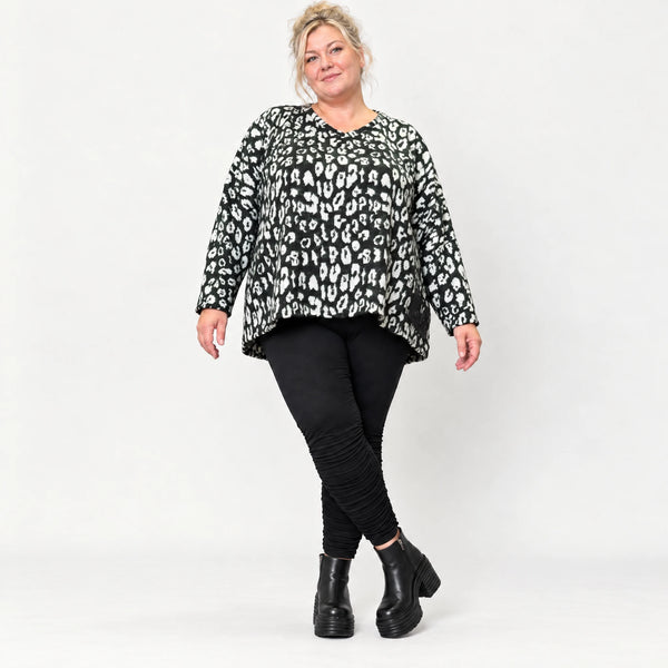Italienisches Strickoberteil in Schwarz/Weiß mit flauschigem Garn und kastigem Schnitt