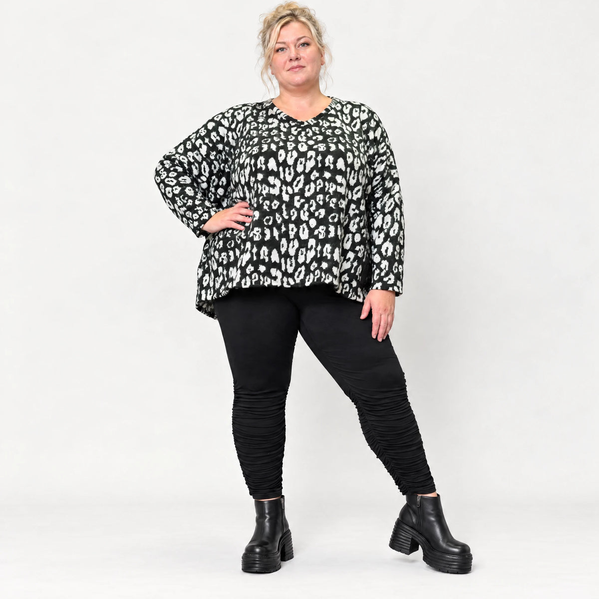 Italienisches Strickoberteil in Schwarz/Weiß mit flauschigem Garn und kastigem Schnitt
