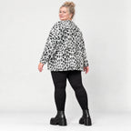 Flauschiger Feinstrickpullover in Weiß/Schwarz mit rundem V-Ausschnitt und kastiger Form