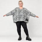 Flauschiger Feinstrickpullover in Weiß/Schwarz mit rundem V-Ausschnitt und kastiger Form
