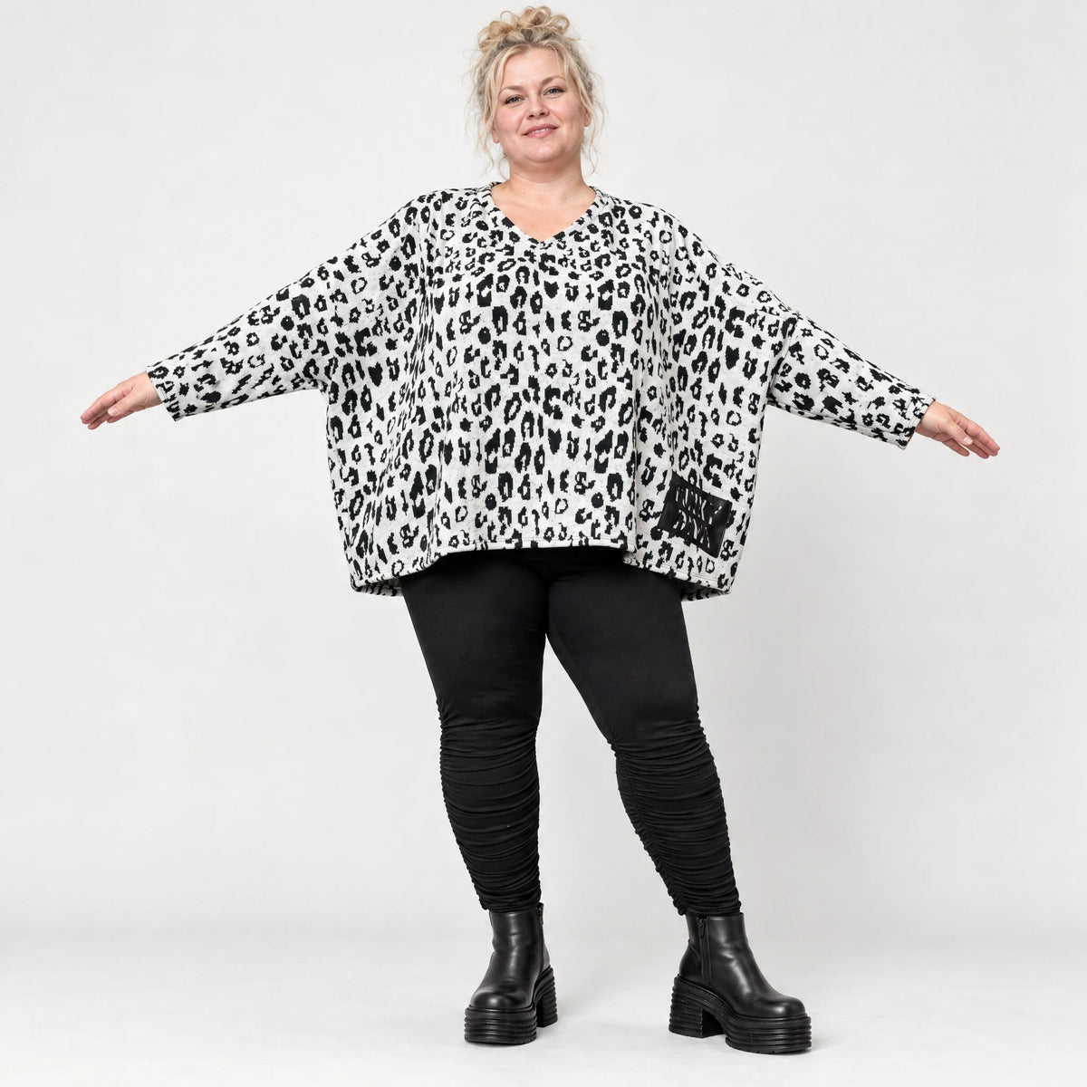 Flauschiger Feinstrickpullover in Weiß/Schwarz mit rundem V-Ausschnitt und kastiger Form