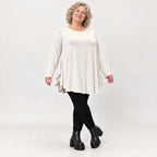 Langarmshirt in Beige aus weichem Modalstretch mit runder Form und Seitennahttaschen