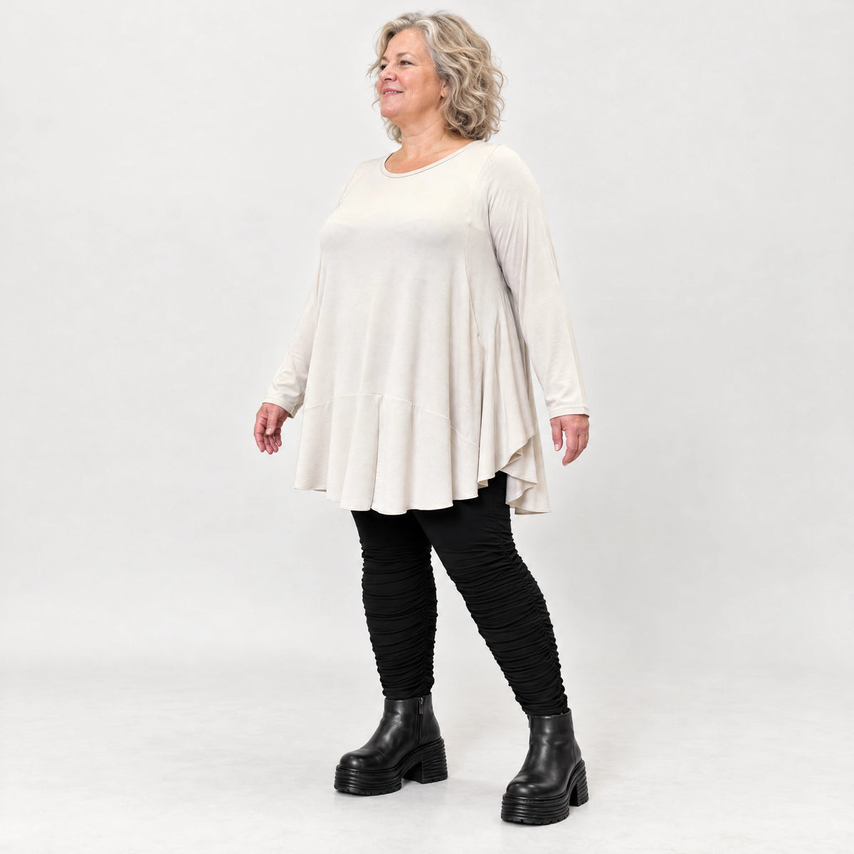 Langarmshirt in Beige aus weichem Modalstretch mit runder Form und Seitennahttaschen