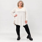 Langarmshirt in Beige aus weichem Modalstretch mit runder Form und Seitennahttaschen