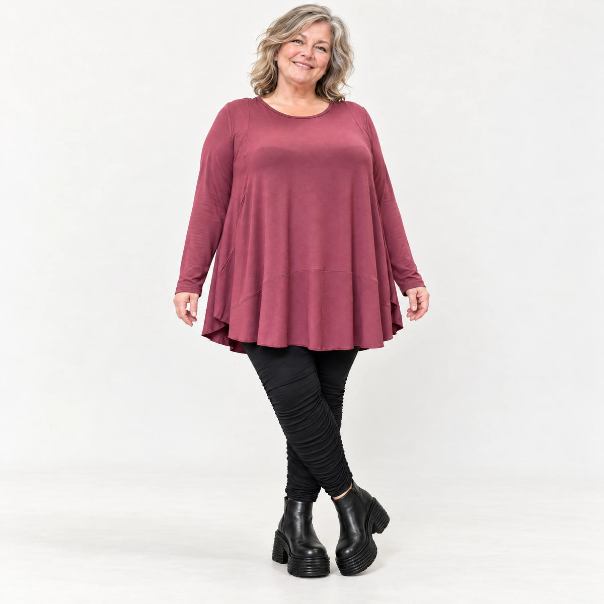 Bequemes Langarmshirt in sattem Bordeaux aus weichem Modal Stretch mit gerundeter Form